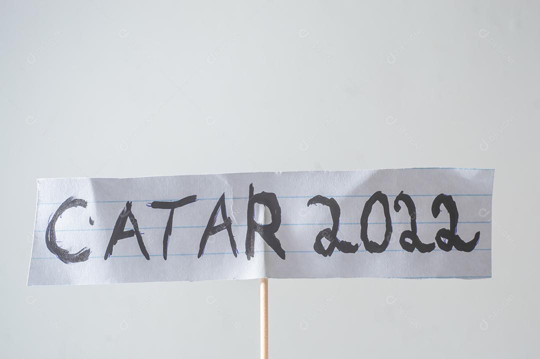 Qatar 2022, escrito em português brasileiro, sobre fundo branco azinzentado.
