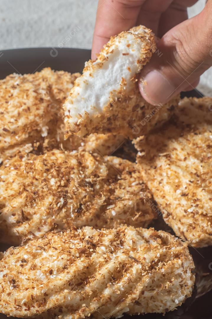 maria-mole é um doce típico brasileiro,com amenoína esmagada e jogada por cima