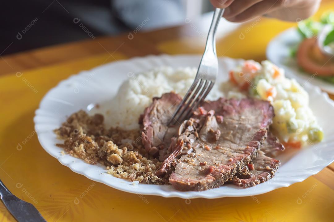 Comida caseira e picanha carne brasileira, luz natural