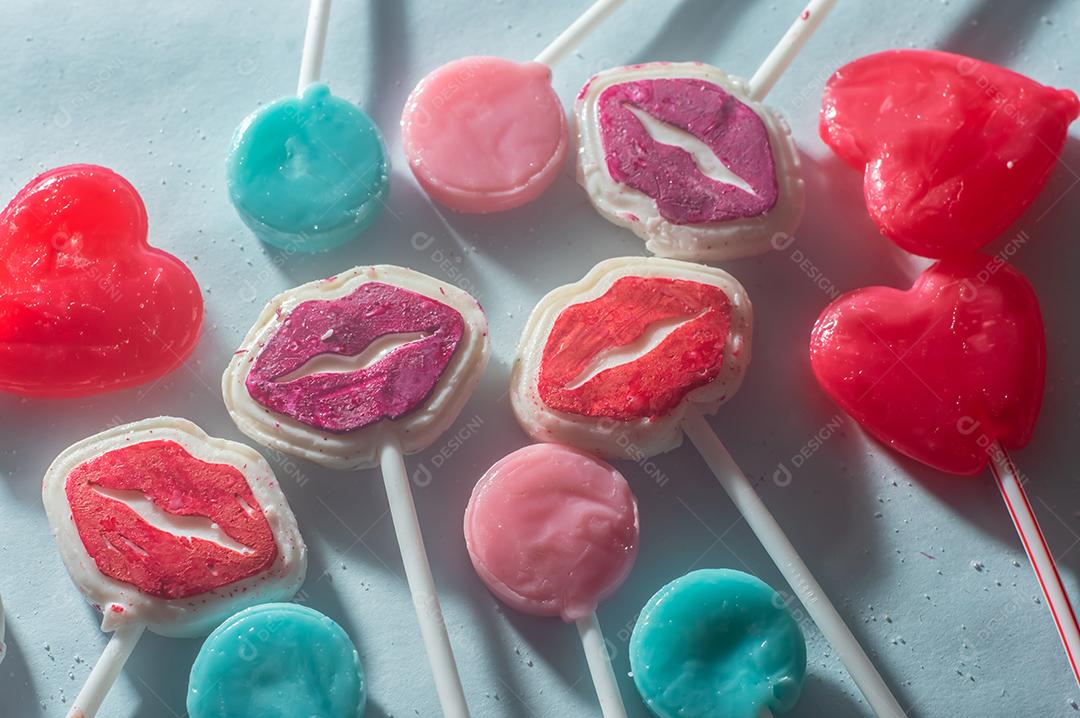 Vários pirulitos com fundo azul claro, textura de pirulito para vários usos, conceito de alegria.