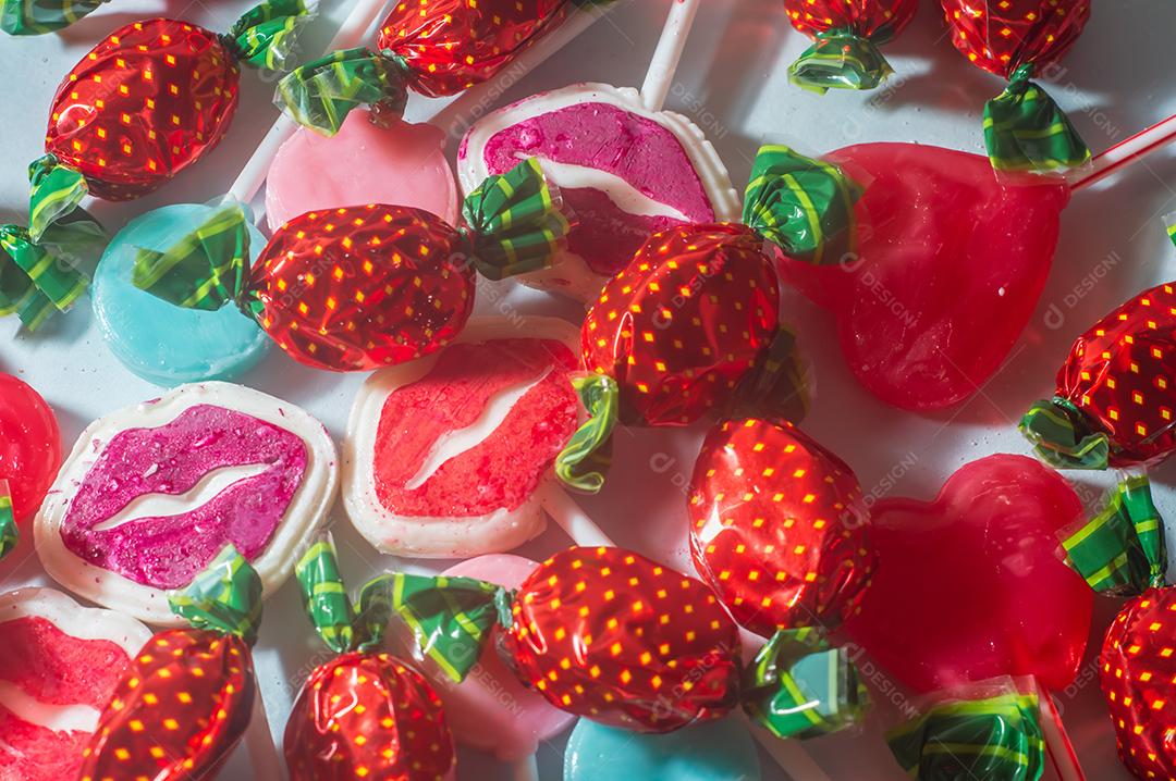 Vários pirulitos com fundo azul claro, textura de pirulito para vários usos, conceito de alegria.