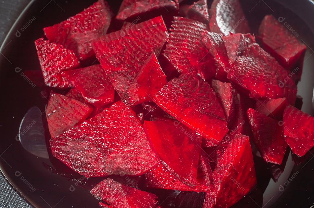 Beterraba cortada em um prato preto esquerda, conceito de comida saudavel.