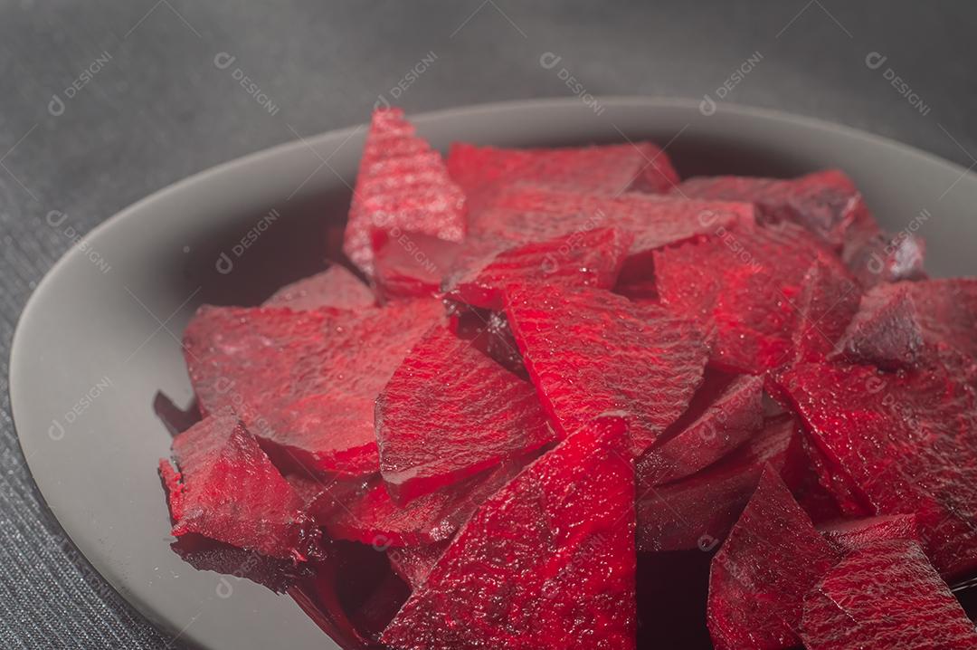 Beterraba cortada em um prato preto esquerda, conceito de comida saudavel.