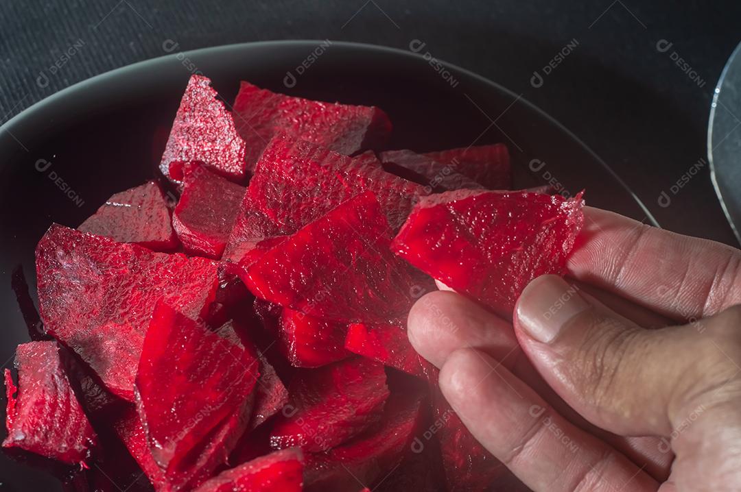 Beterraba cortada em um prato preto  à esquerda, conceito de comida saldavel.