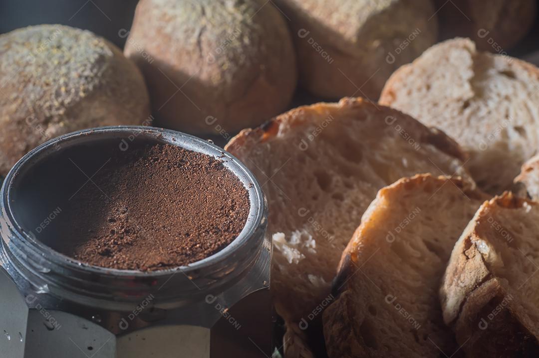 Pão, pão azedo tradicional cortado em fatias, conceito de métodos tradicionais de assar pão fermentado
