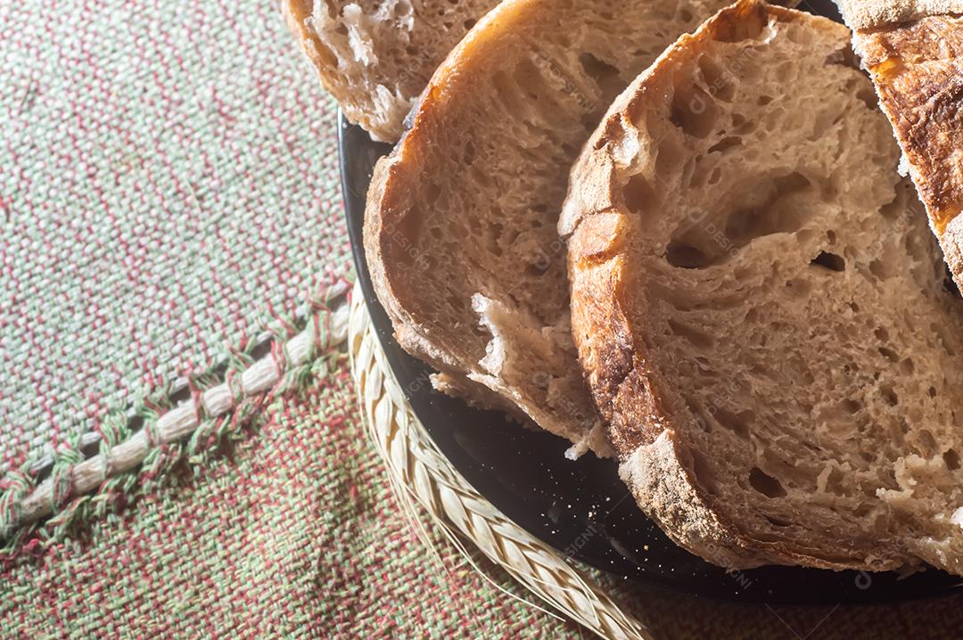 Pão, pão azedo tradicional cortado em fatias, conceito de métodos tradicionais de assar pão fermentado