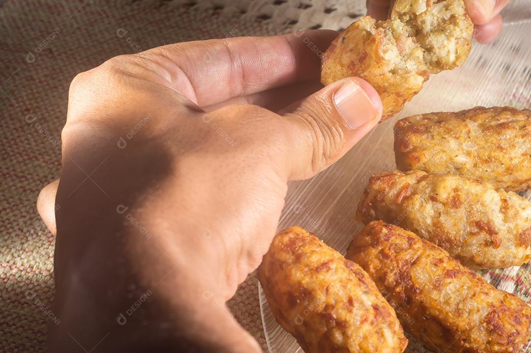 Rissóis de arroz ou bolinhos feitos de arroz cozido, cenoura, cebola, alho, talos de aipo, bolinhos de arroz brasileiro