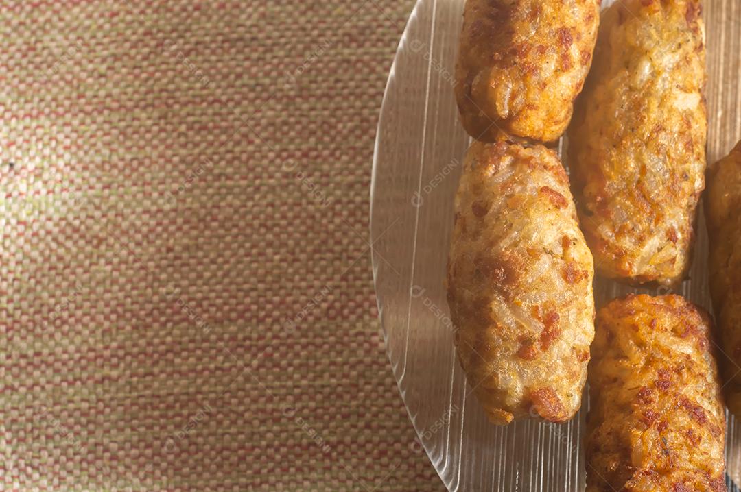 Rissóis de arroz ou bolinhos feitos de arroz cozido, cenoura, cebola, alho, talos de aipo, bolinhos de arroz brasileiro