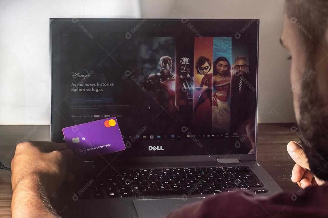 cartão nubank perto de um notebook da marca dell com digitação manual, home office