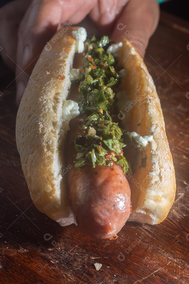 Choripan argentino. churrasco cachorro-quente bruxa molho chimichurri e pão italiano.