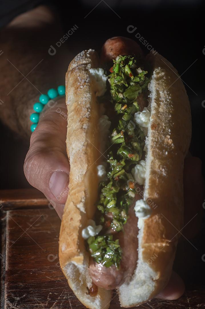 Choripan argentino. churrasco cachorro-quente bruxa molho chimichurri e pão italiano.