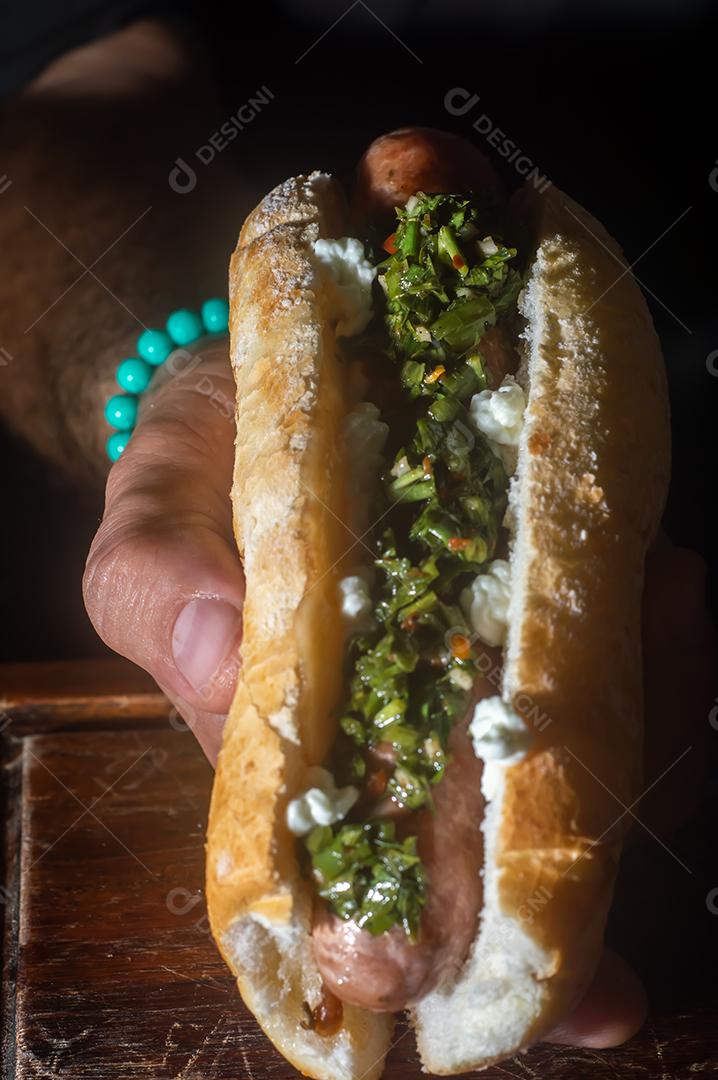 Choripan argentino. churrasco cachorro-quente bruxa molho chimichurri e pão italiano.