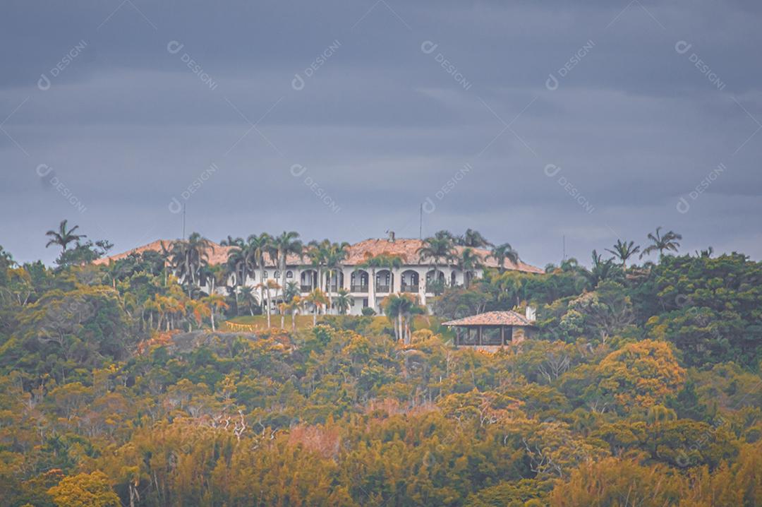 Floresta casas sobre dia nublado