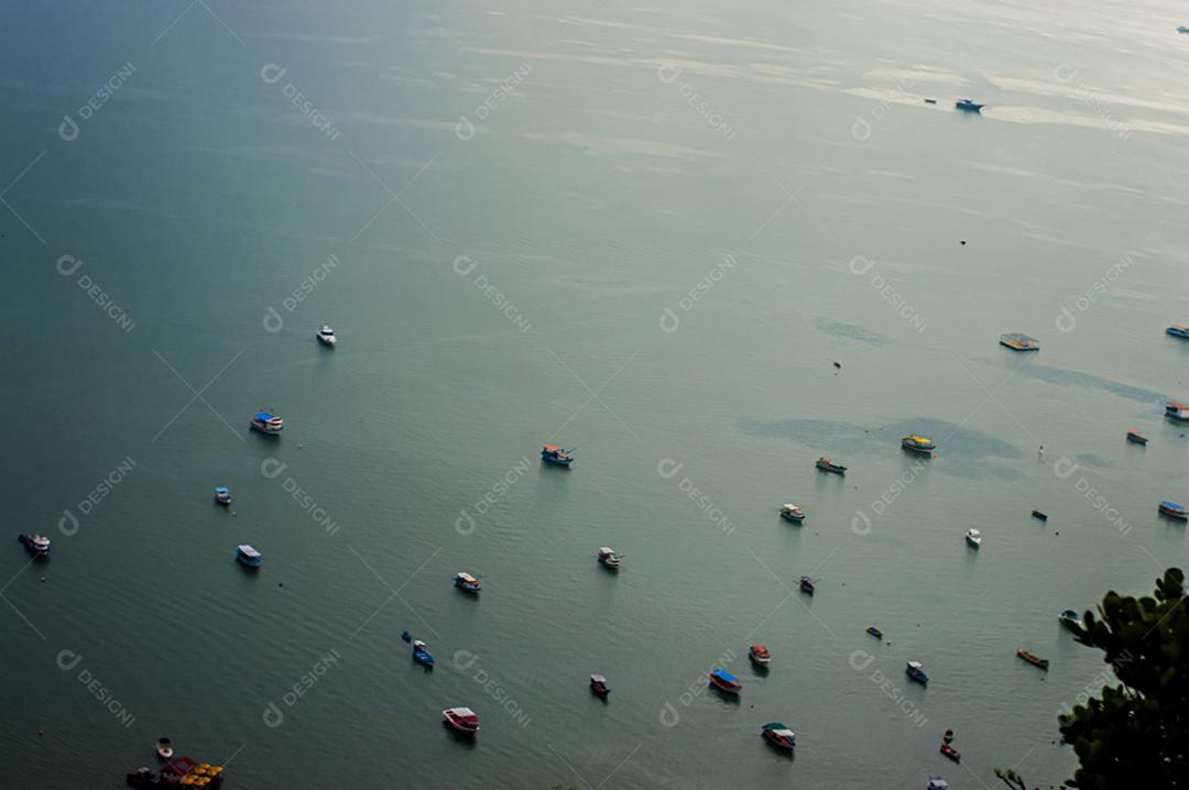 Barcos de pesca na praia do Mucuripe, em Fortaleza, Brasil