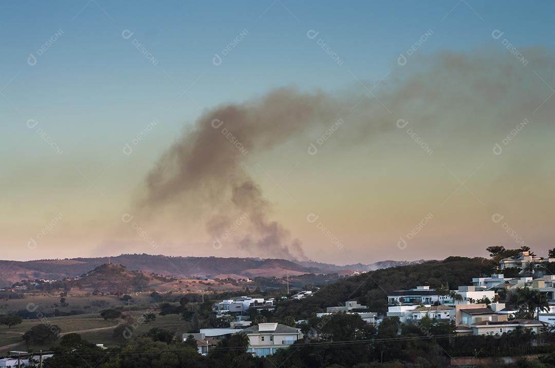 Queimado em Paisagem de Valinhos-SP com Al Queimado Fumegante e Fumaça