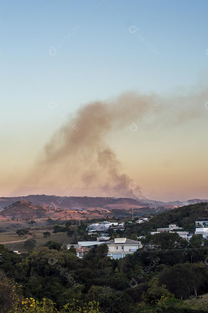 Queimado em Paisagem de Valinhos-SP com Al Queimado Fumegante e Fumaça
