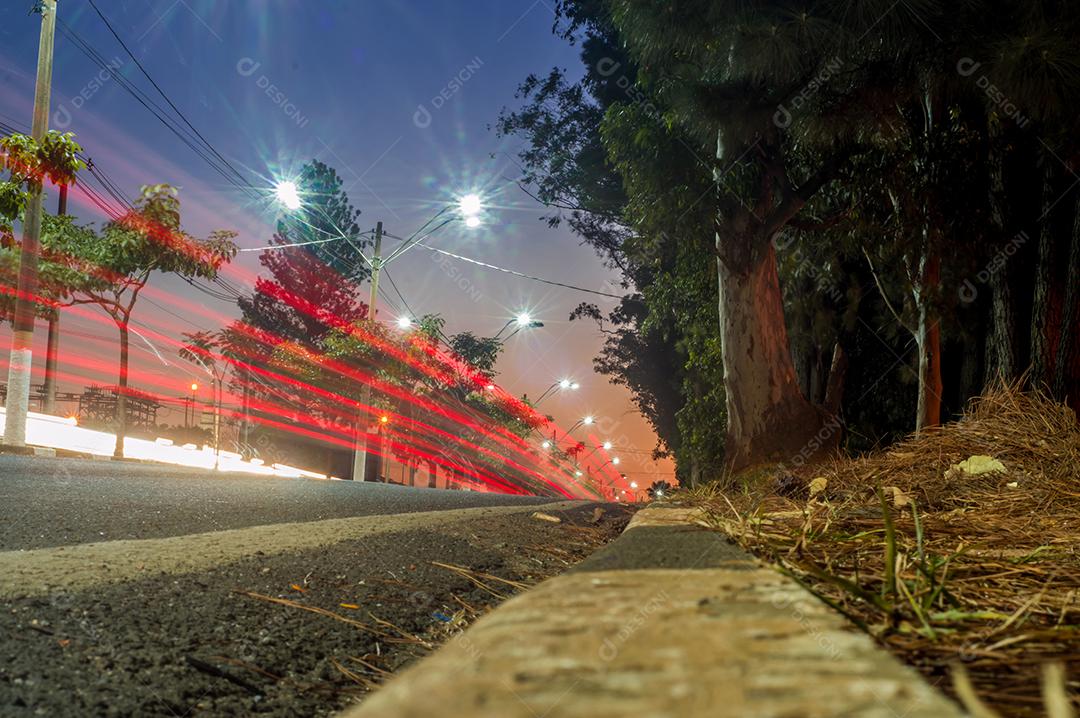 Carros de carros passando na estrada