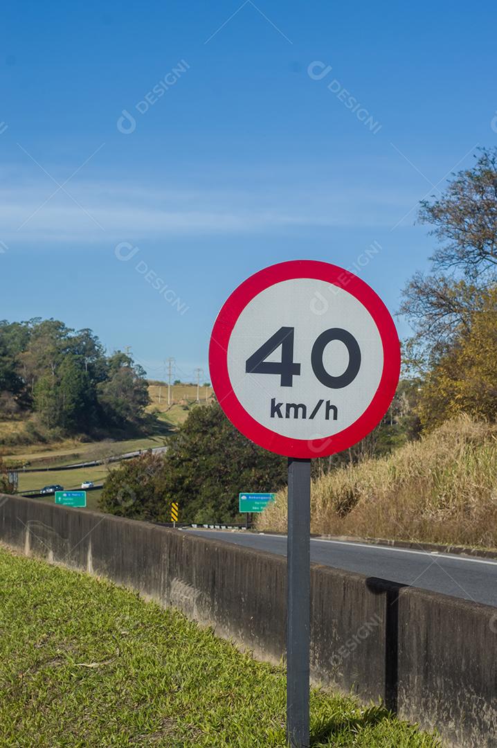 sinal de estrada: 40 km por hora, quarenta quilômetros por hora