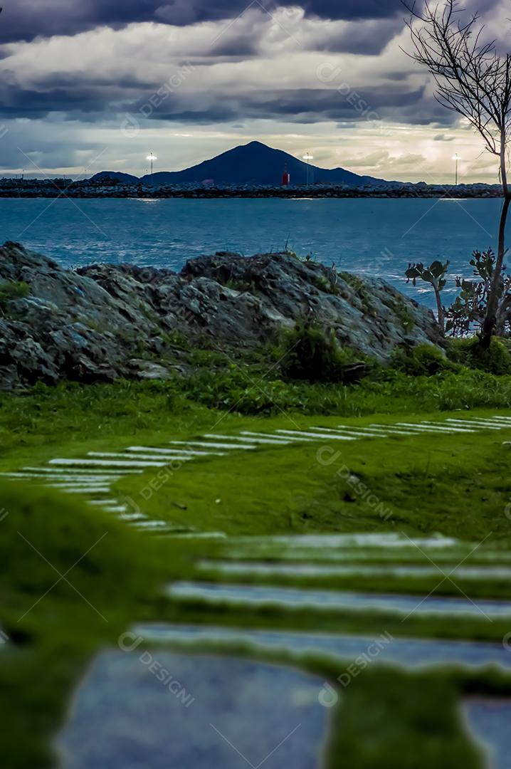 Paisagem passarela lago praia sobre céu nublado