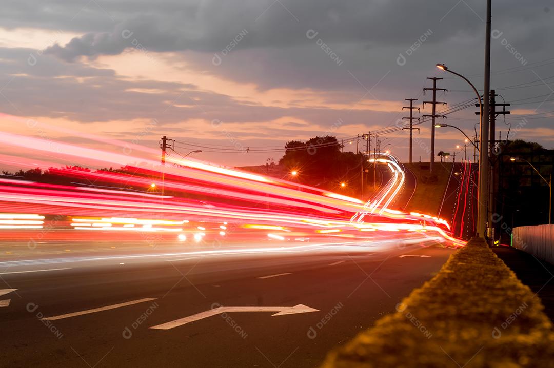 Tumulto de carros transito automovel veiculos andando sobre ruas