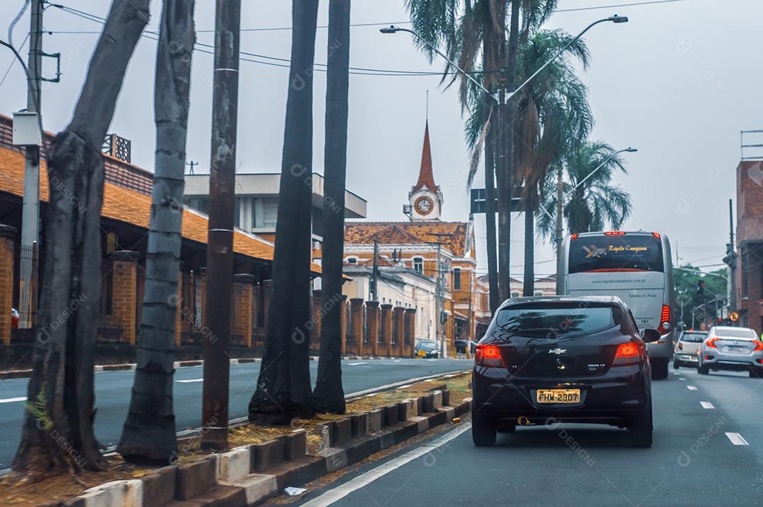 Tumulto de carros transito automovel veiculos andando sobre ruas