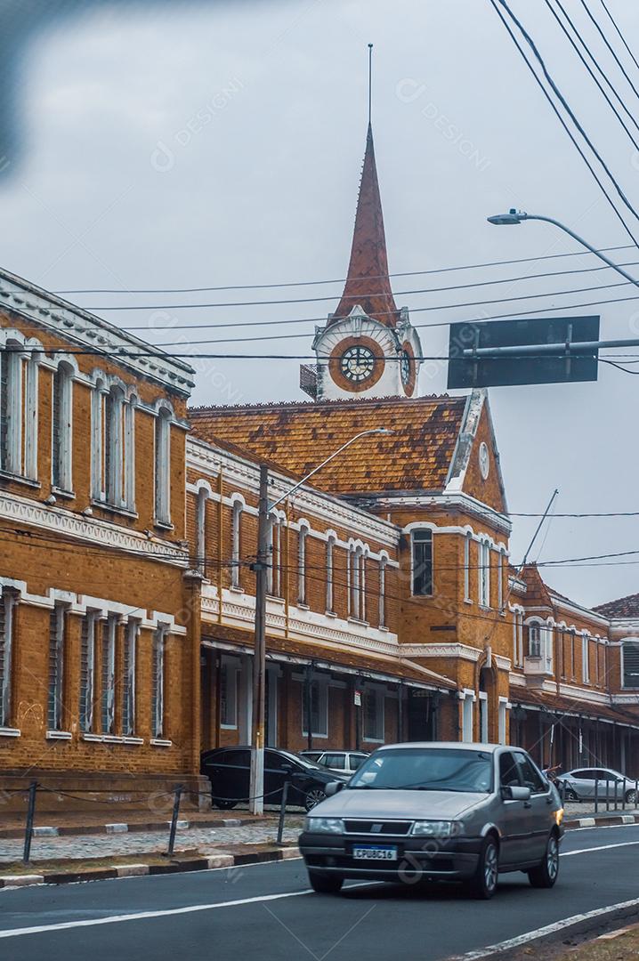 Tumulto de carros transito automovel veiculos andando sobre ruas