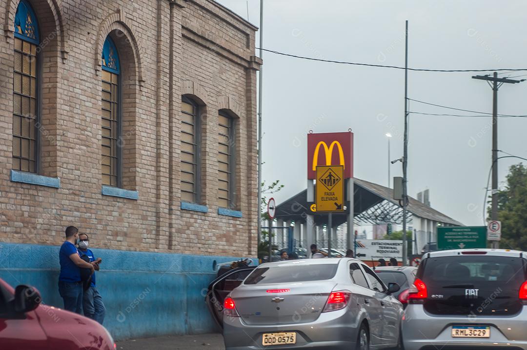 Carros estacionados esperando seu lanche McDonalds