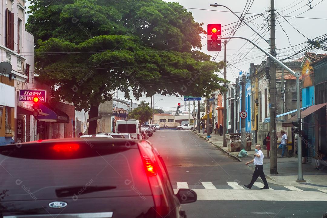 Tumulto de carros transito automovel veiculos andando sobre ruas