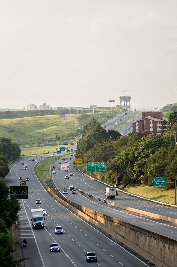 Cidade ruas transito automovel veiculos