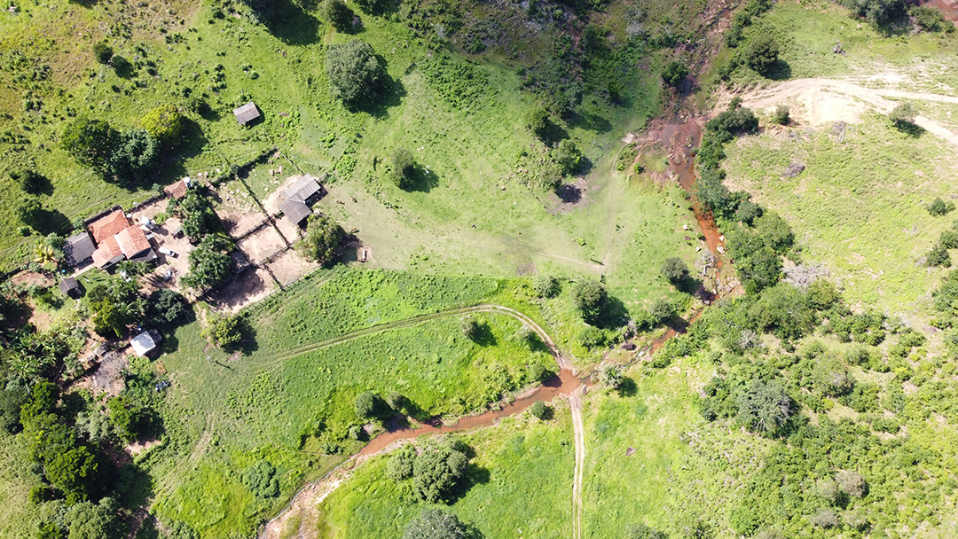 Imagem aérea de linda fazenda tirada por drone