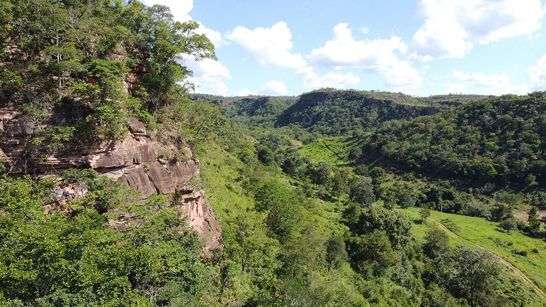Imagem aérea de fazenda com lindas montanhas