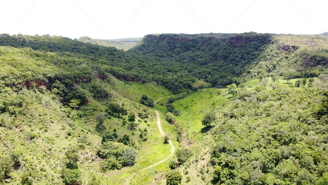 Imagem aérea de fazenda com lindas montanhas