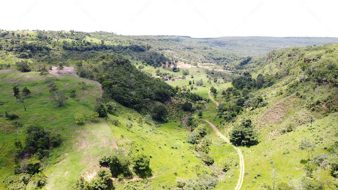 Imagem aérea de fazenda com lindas montanhas