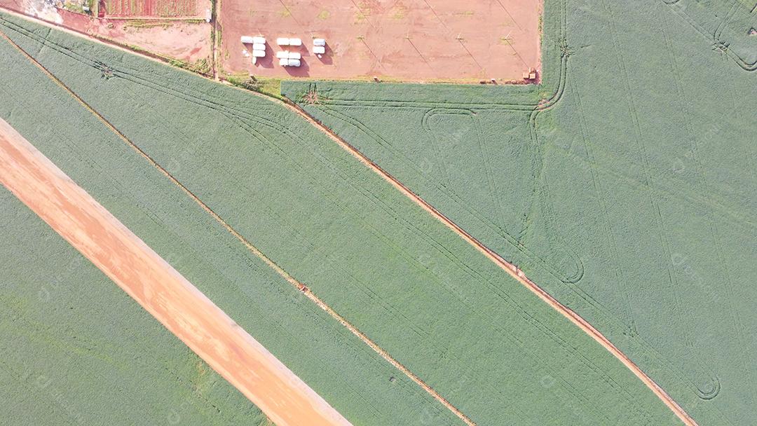 Imagem aérea de fazenda com lindas montanhas