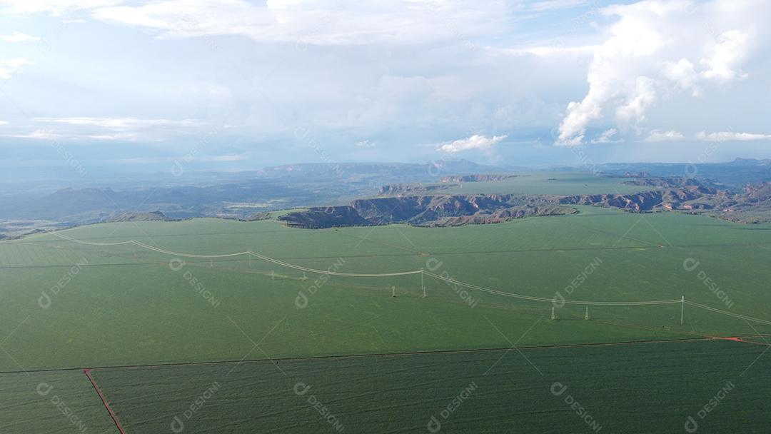 Imagem aérea de fazenda com lindas montanhas