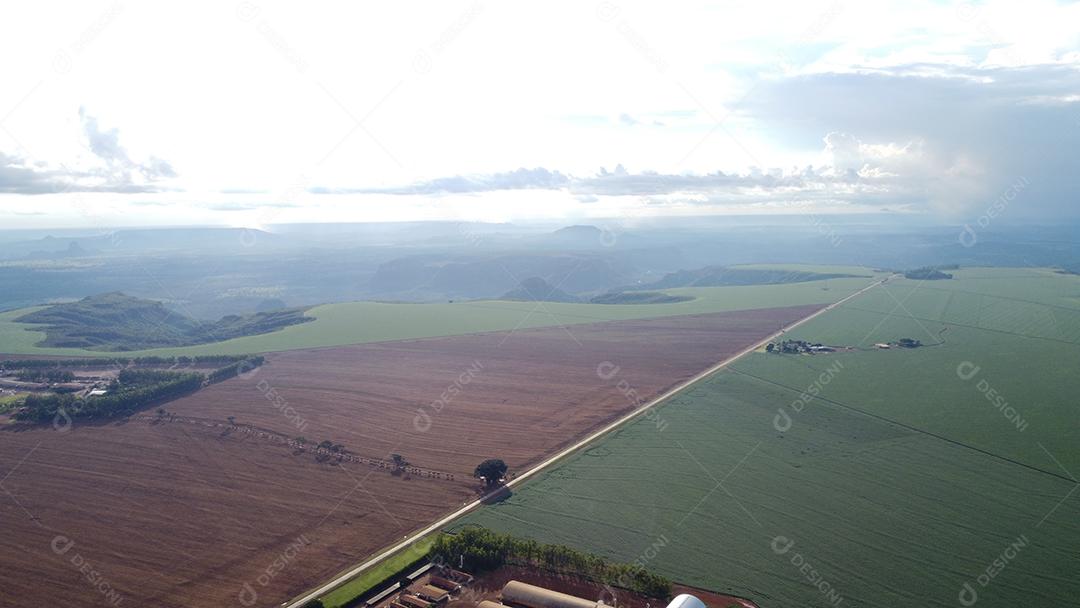 Imagem aérea de fazenda com lindas montanhas