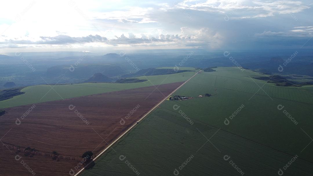 Imagem aérea de fazenda com lindas montanhas