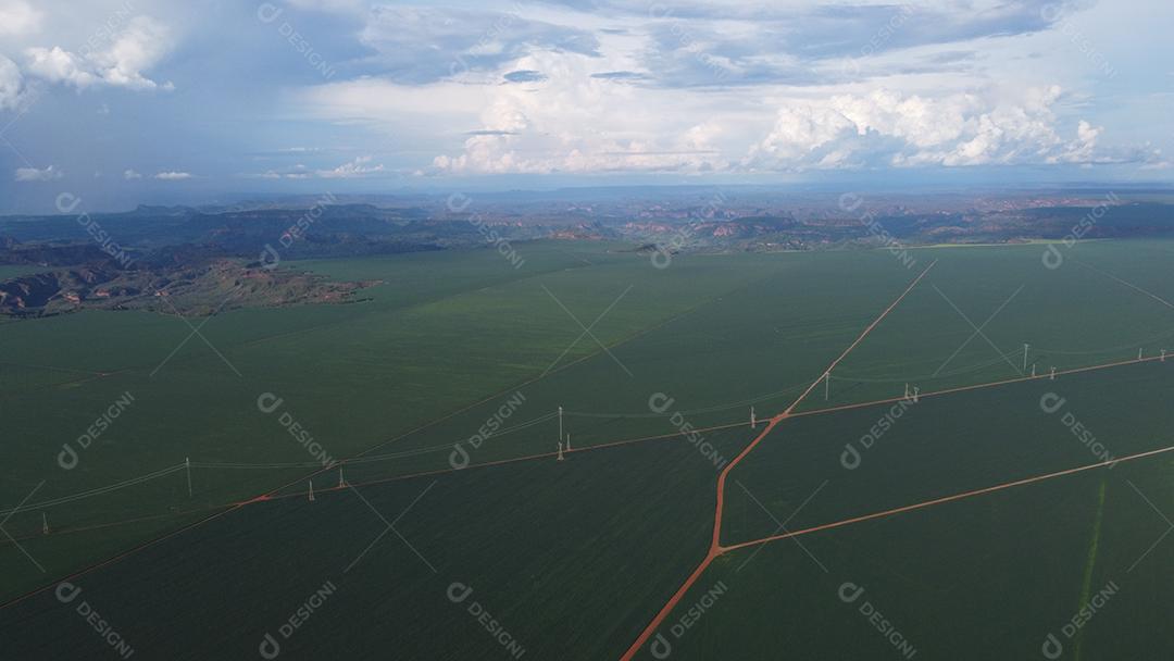 Imagem aérea de fazenda com lindas montanhas