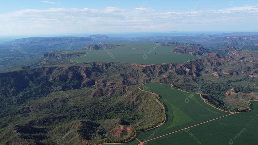 Linda vista aerea campo plantio agropecuaria paisagem céu nublado