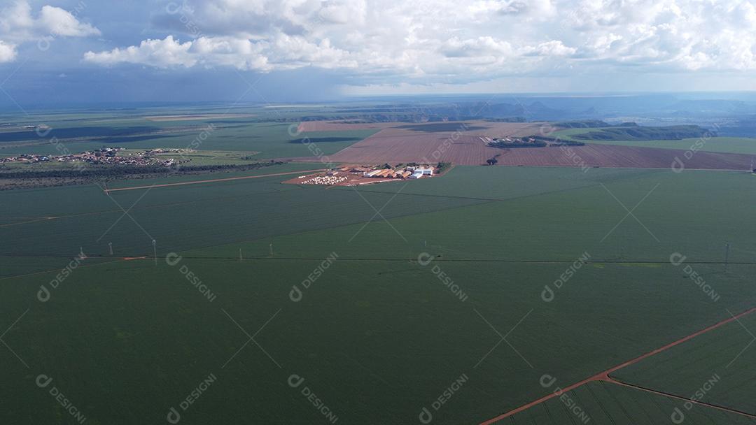 Linda vista aerea campo plantio agropecuaria paisagem céu nublado