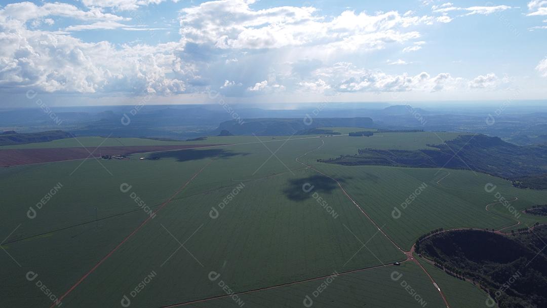 Linda vista aerea campo plantio agropecuaria paisagem céu nublado