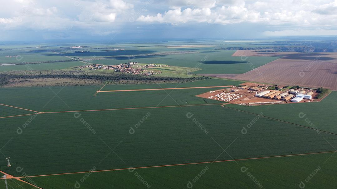 Linda vista aerea campo plantio agropecuaria paisagem céu nublado