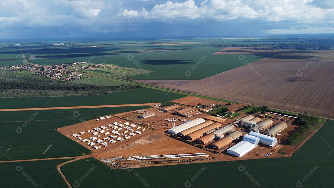 Linda vista aerea campo plantio agropecuaria paisagem céu nublado