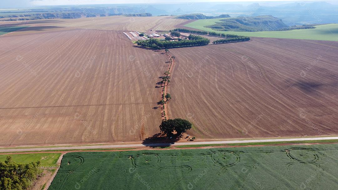 Linda vista aerea campo plantio agropecuaria paisagem céu nublado