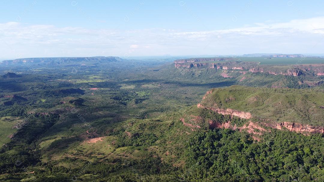 Linda vista aerea campo plantio agropecuaria paisagem céu nublado