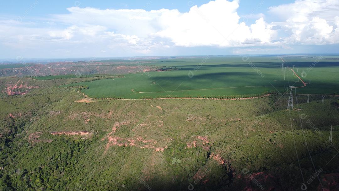 Linda vista aerea campo plantio agropecuaria paisagem céu nublado