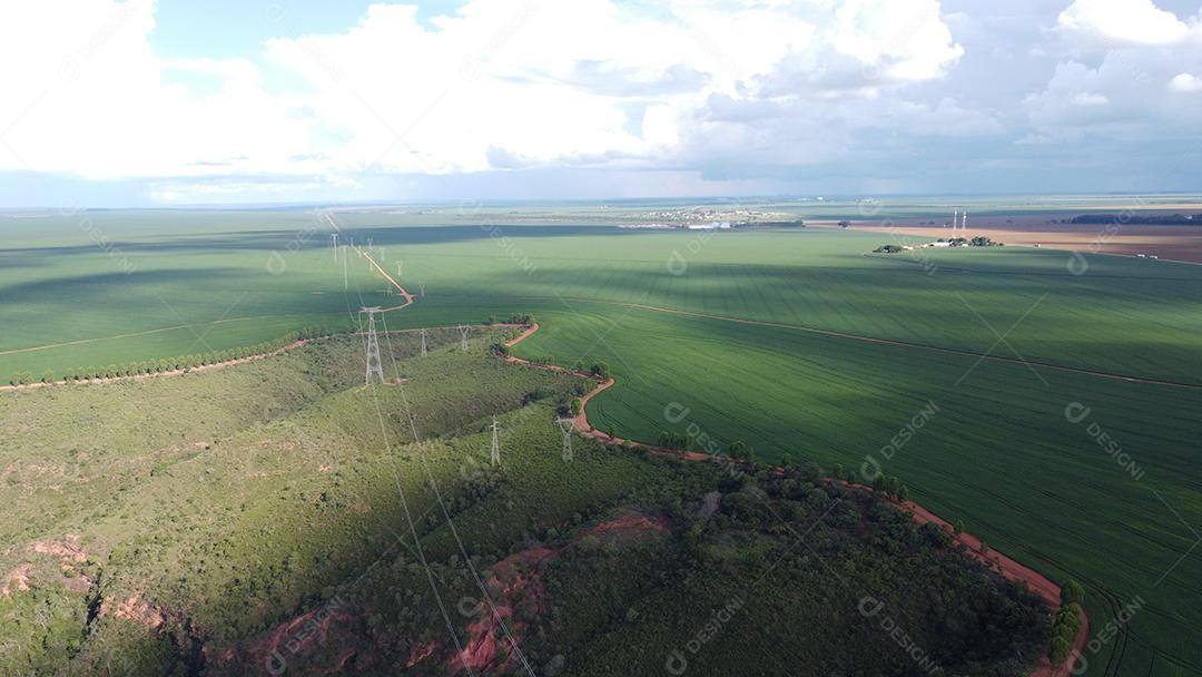 Linda vista aerea campo plantio agropecuaria paisagem céu nublado