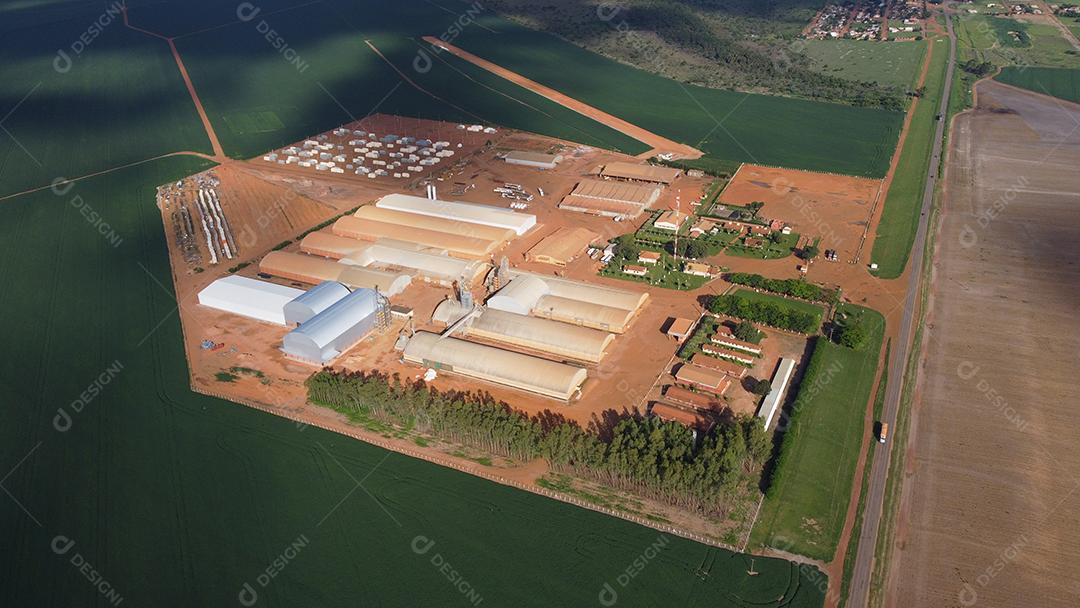 Linda vista aerea campo plantio agropecuaria paisagem céu nublado