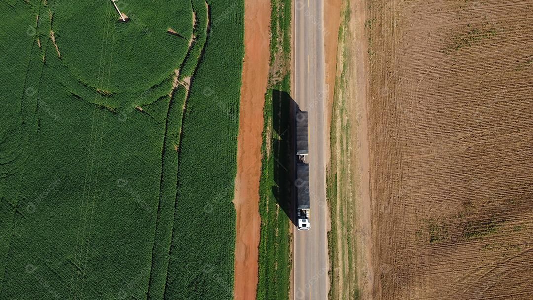 Linda vista aerea campo plantio agropecuaria paisagem céu nublado