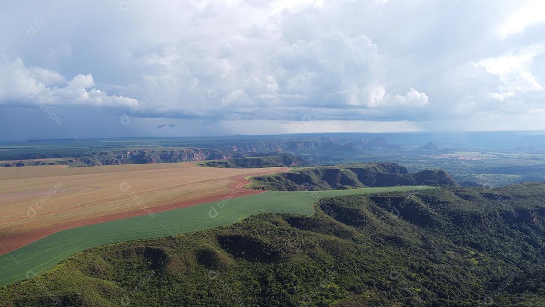 Linda vista aerea campo plantio agropecuaria paisagem céu nublado